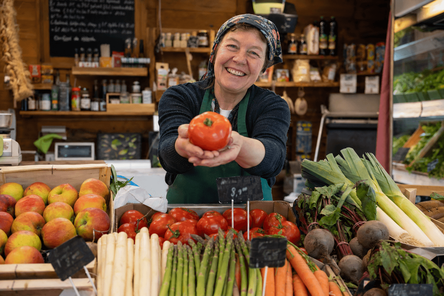 Primeur disposant ses fruits et légumes du marché