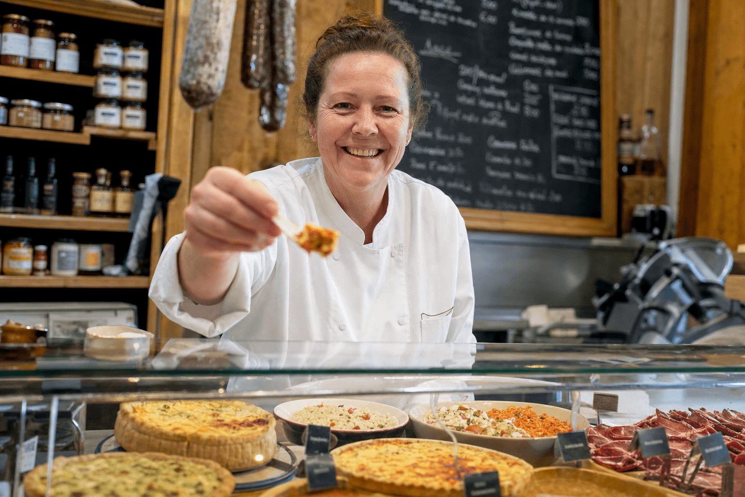 Traiteur dressant des canapés pour un événement